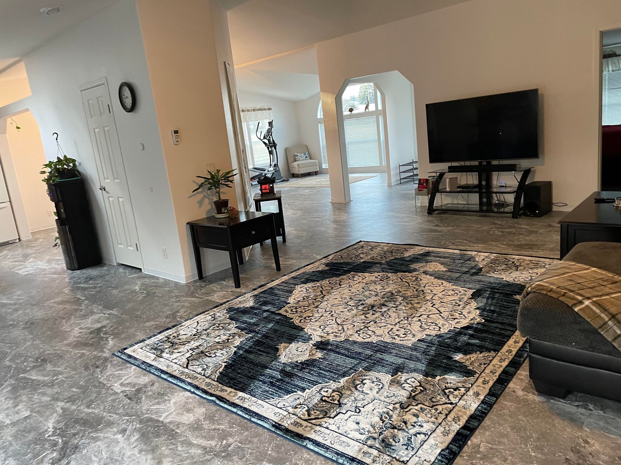 Large Home, Hot Tub, Patio, Privacy. Need i Say More?