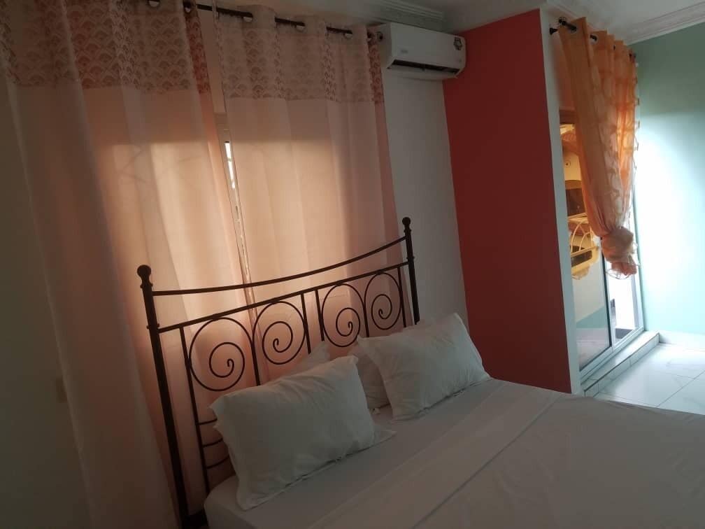 Escritorio, espacio para trabajar con laptop, cortinas blackout y wifi 