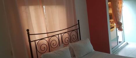 Meja, ruang kerja komputer riba, langsir/tirai gelap terus, Wi-fi