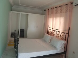 Desk, laptop workspace, blackout curtains, WiFi - Sea Side Apartments (Douala)