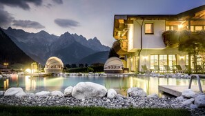 A modern hotel with a pool, surrounded by mountains. - Adults only Boutique - Hotel Unterlechner (Sankt Jakob in Haus)