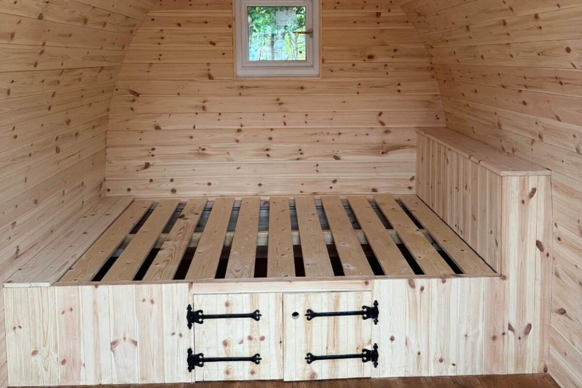  Glamping Pod (Double) | Premium bedding, desk, iron/ironing board (on request), WiFi (free)