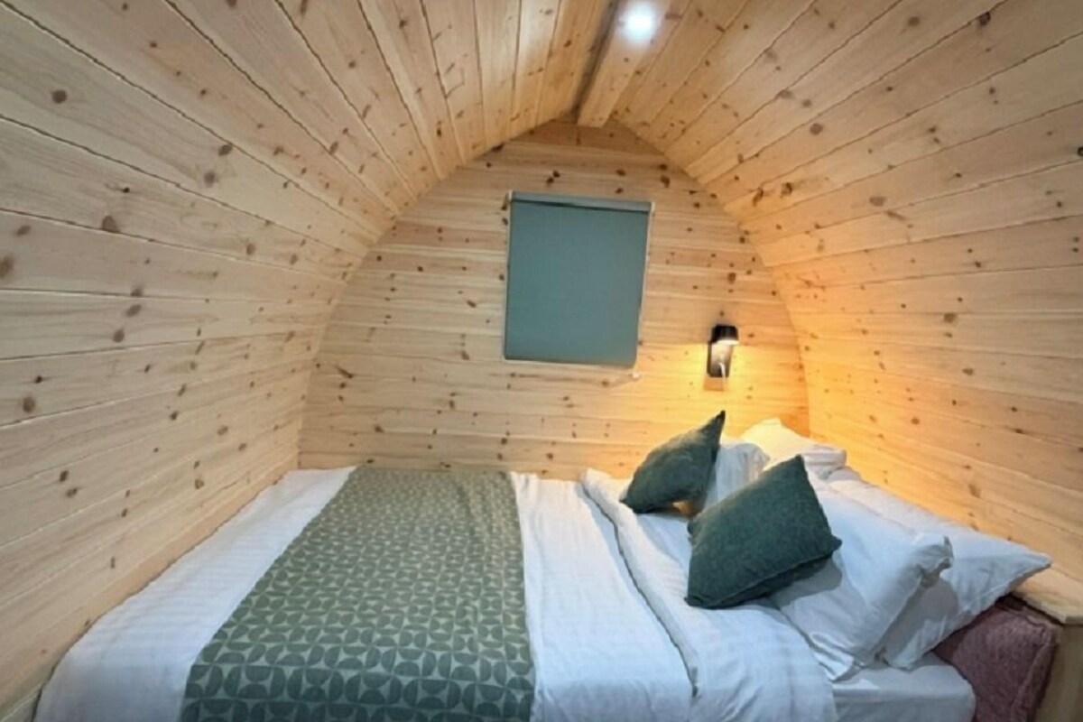  Glamping Pod (Double) | Premium bedding, desk, iron/ironing board (on request), WiFi (free)