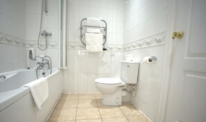 Standard Twin Room | Bathroom | Hair dryer, towels