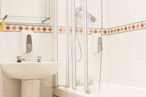 Standaard tweepersoonskamer | Badkamer | Een haardroger, handdoeken