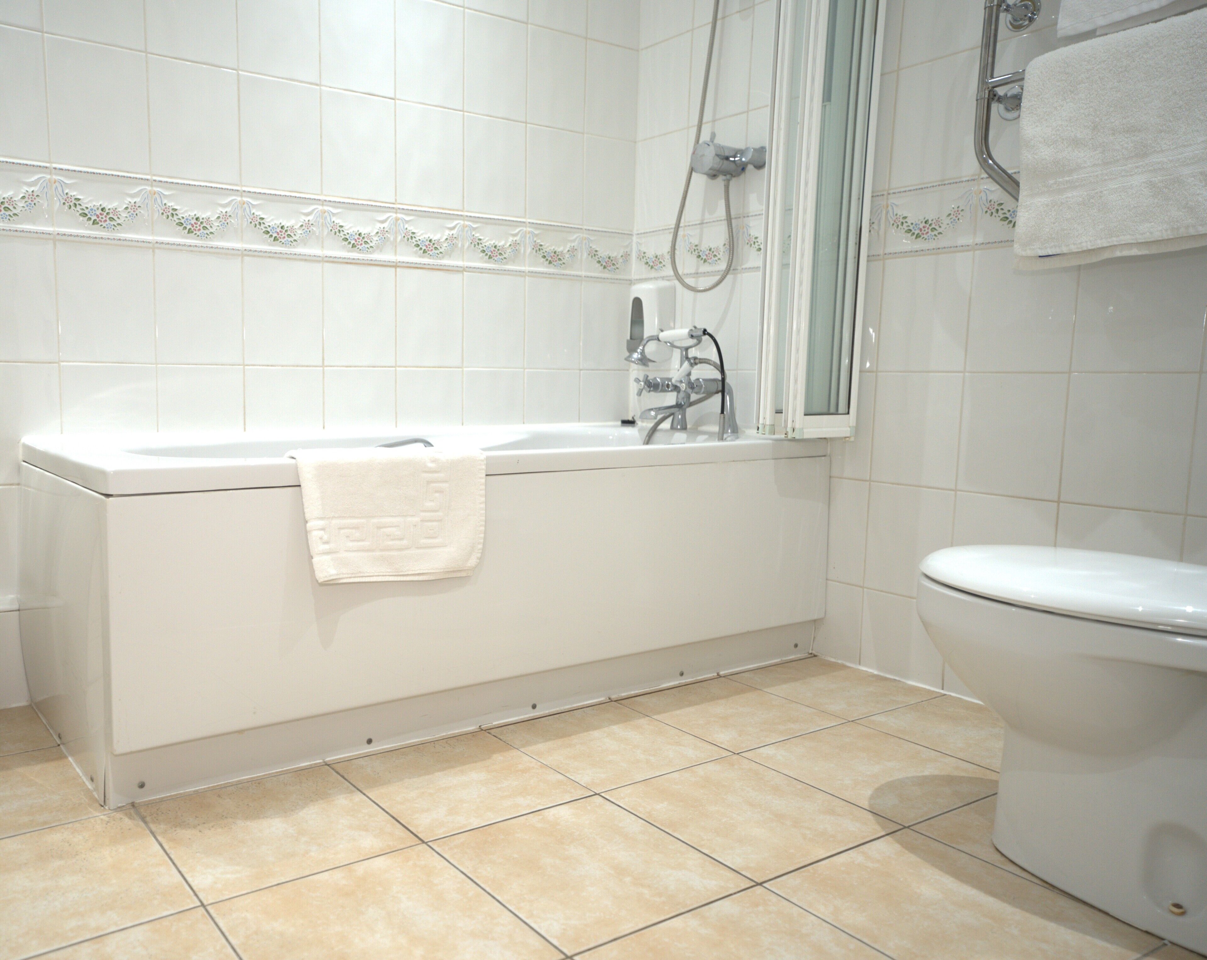 Un bagno con vasca, WC e doccia.