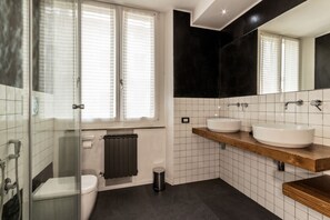 Deluxe tweepersoonskamer | Badkamer | Een douche, een regendouche, gratis toiletartikelen, handdoeken