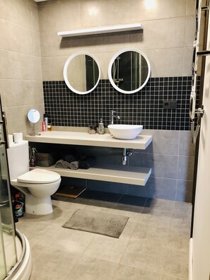 Family Apartment, 3 Bedrooms | Bathroom | Shower, free toiletries, hair dryer, towels