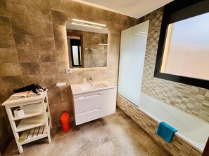 Bruser, hårtørrer, håndklæder