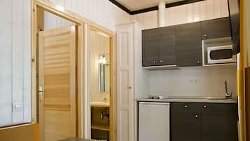 Chalet (1000) | Cocina privada | Refrigerador con congelador, microondas y parrilla de estufa