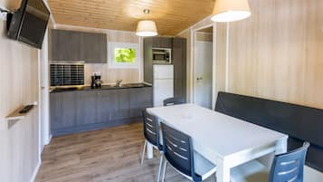 Comfort Chalet | Private kitchen | Full-size fridge, microwave, stovetop, cookware/dishes/utensils