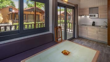 Loft | Privékeuken | Een koelkast/vriezer, een magnetron, een kookplaat