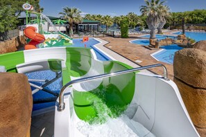 Seasonal outdoor pool, pool loungers, lifeguards on site - Camping Solmar (Blanes)