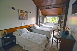 Habitación familiar | Ropa de cama de alta calidad, minibar, escritorio