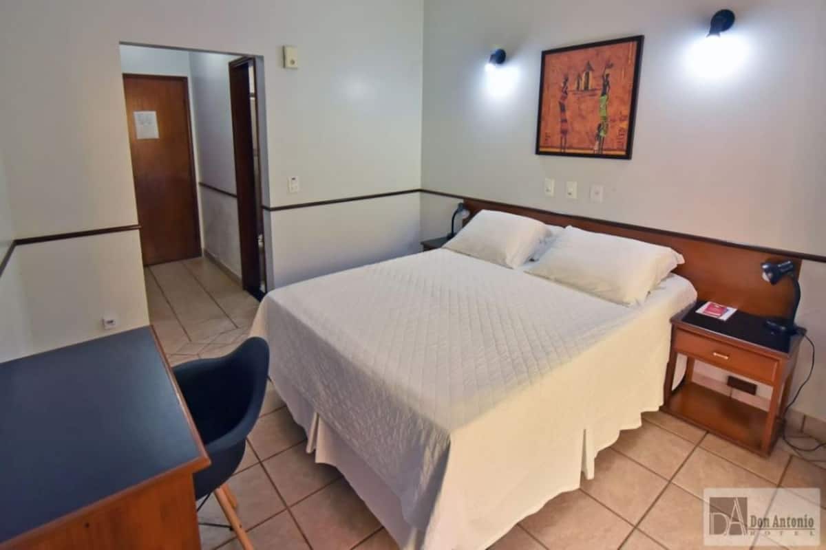 Standard Double Room | Peralatan tempat tidur premium, bar mini, meja 