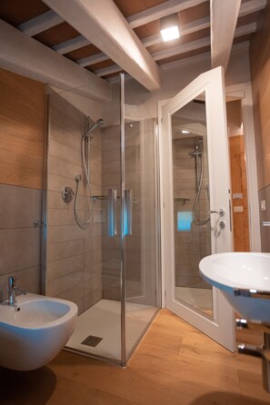 Deluxe Double Room | Bilik Mandi | Pancuran mandi, hulu semburan mandi hujan, pengering rambut, selipar
