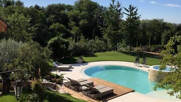 Piscina all'aperto, con ingresso dalle 09:00 alle 19:30, lettini
