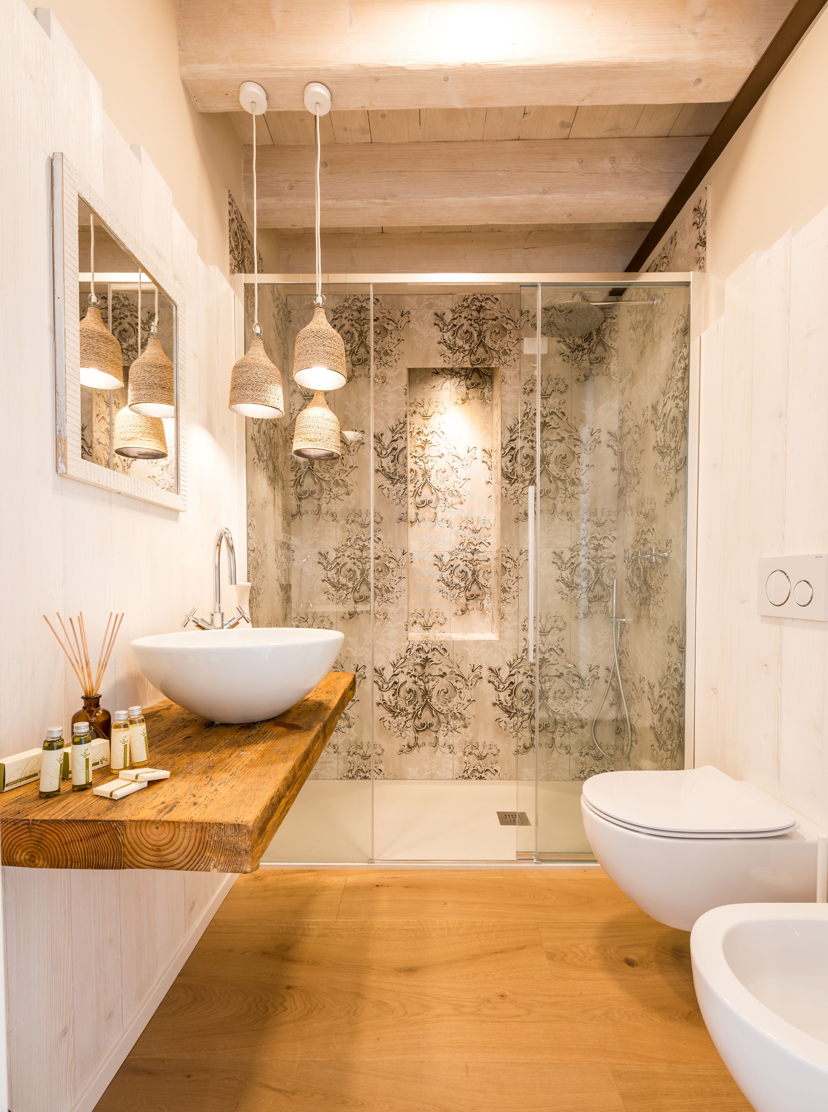Chambre Double Exclusive | Salle de bain | Douche, douche à « effet pluie », sèche-cheveux, chaussons