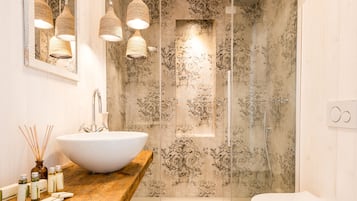 Chambre Double Exclusive | Salle de bain | Douche, douche à « effet pluie », sÚche-cheveux, chaussons