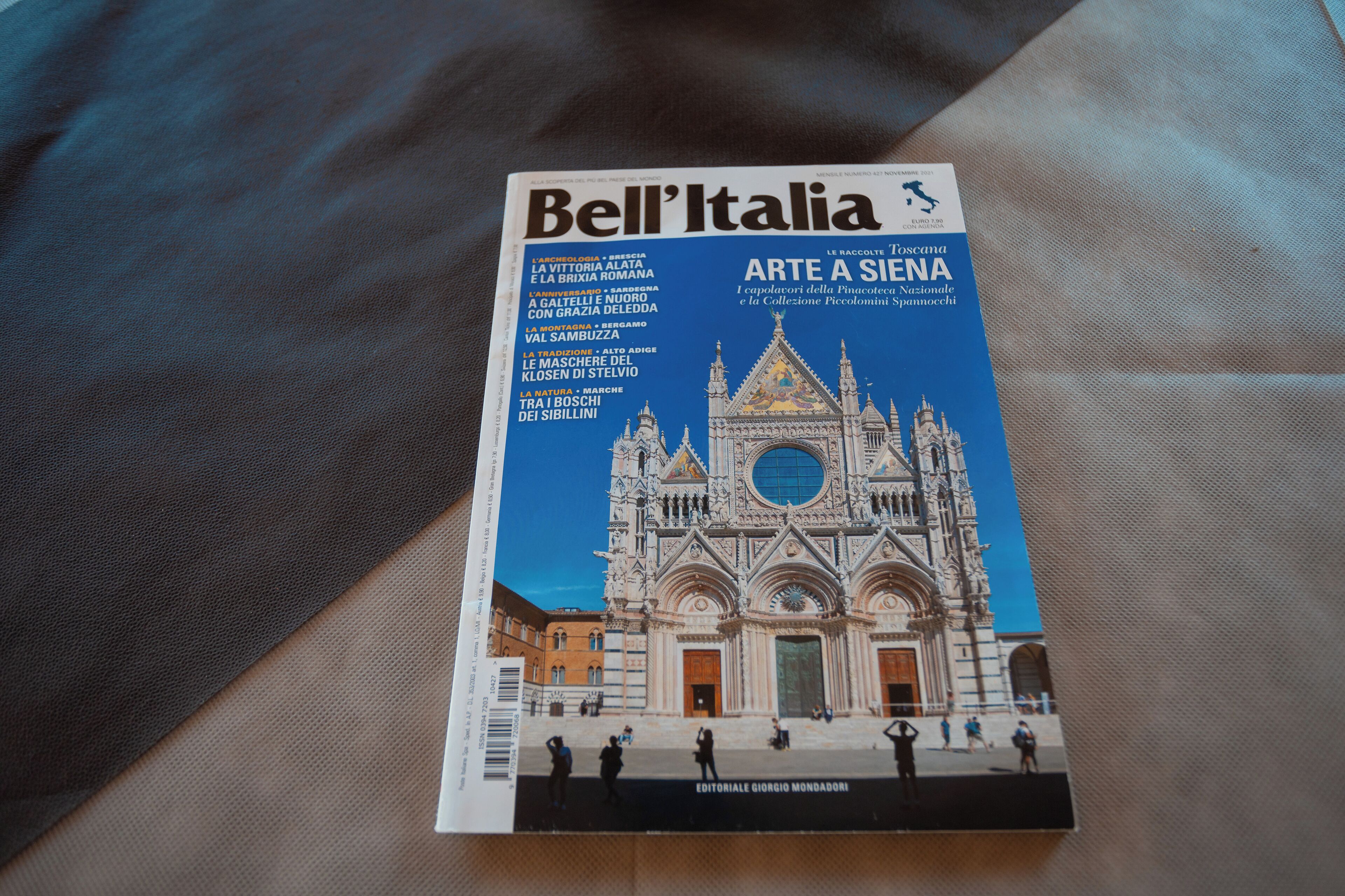 Portada de revista titulada 'Bell'Italia' con una imagen destacada de una catedral y una lista de artículos.