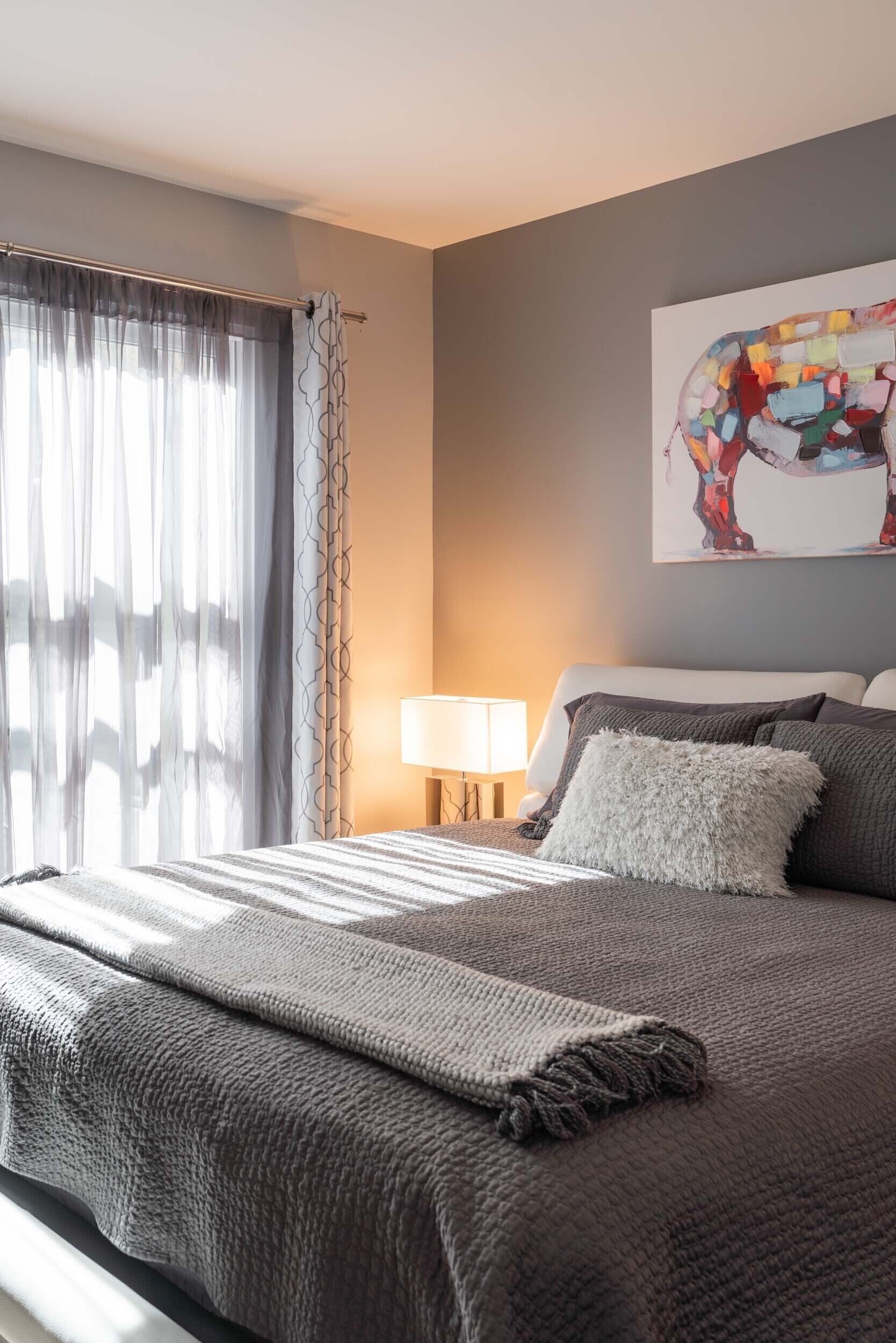 Contemporary Studio 200 yards to the sand & waves