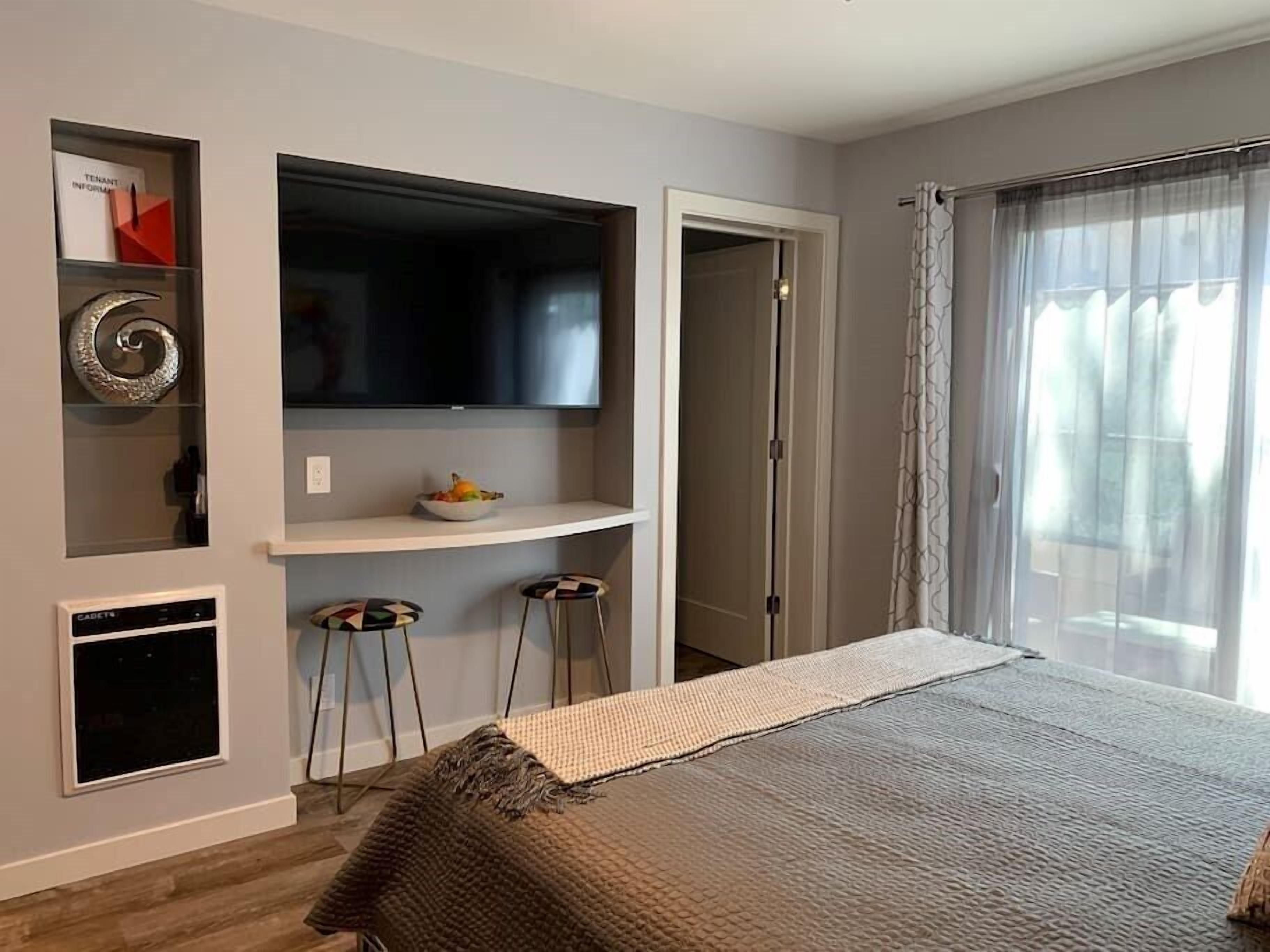 Contemporary Studio 200 yards to the sand & waves