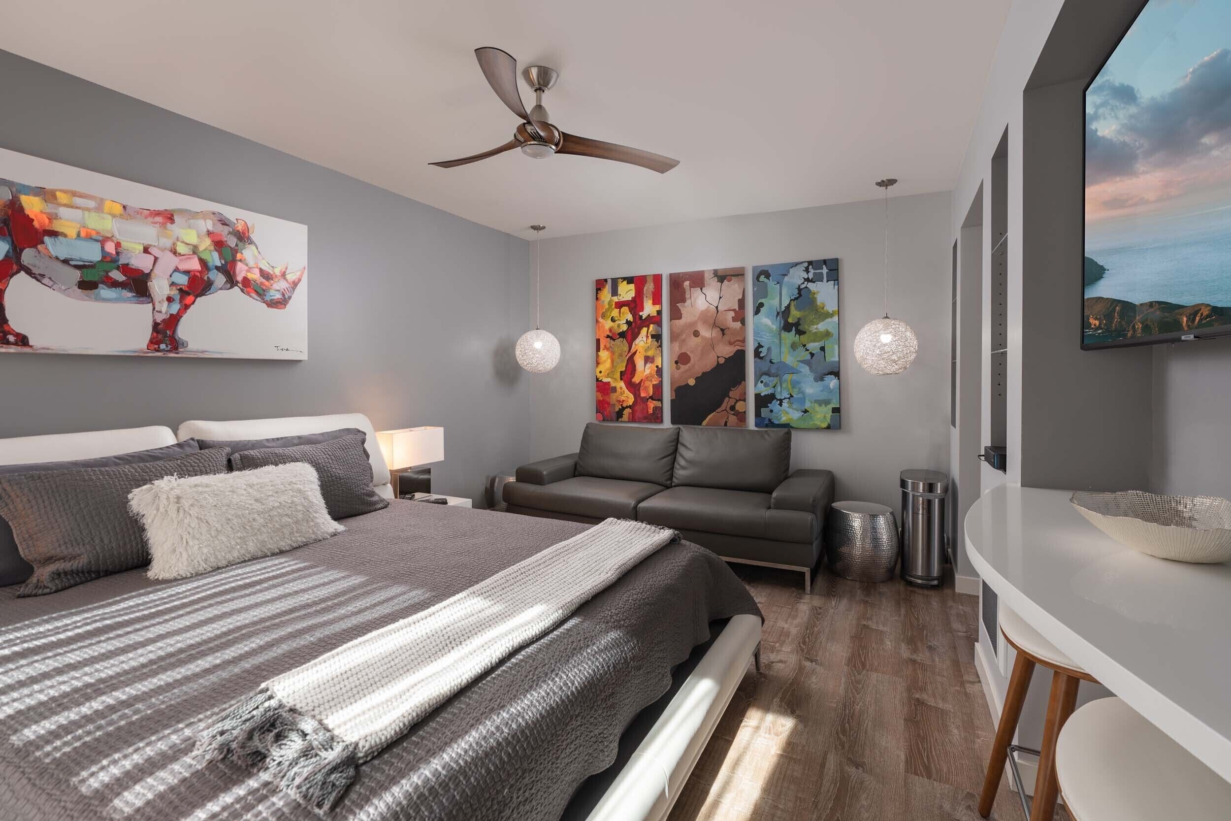 Contemporary Studio 200 yards to the sand & waves