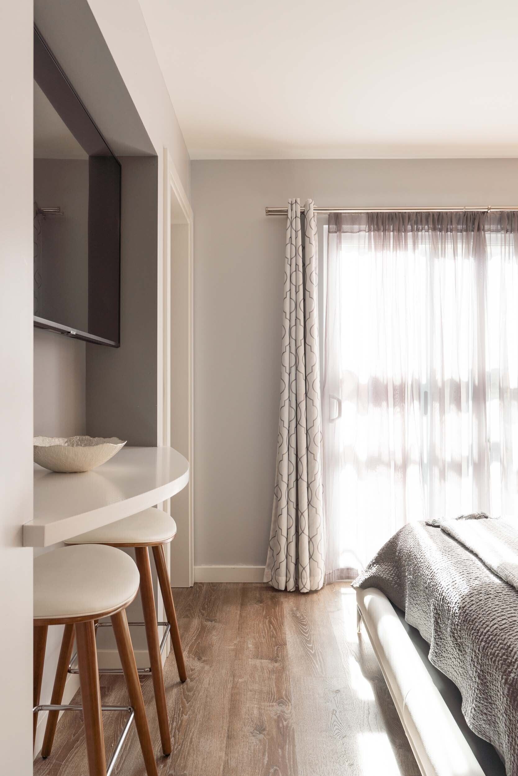 Contemporary Studio 200 yards to the sand & waves