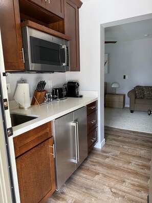 Jääkaappi, mikroaaltouuni, kahvin-/teenkeitin, leivänpaahdin