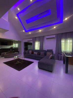 奢華公寓, 3 間臥室, 吸煙房, 城市景觀 | 起居區 | 55-吋智慧型電視、衛星頻道、Netflix、串流服務