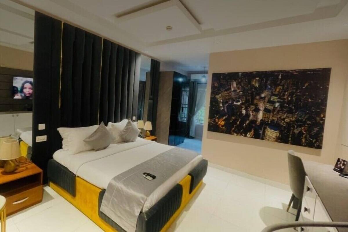 ห้องเอ็กเซกคิวทีฟ | เครื่องนอนระดับพรีเมียม, ตู้นิรภัยในห้องพัก, โต๊ะทำงาน, ห้องเก็บเสียง