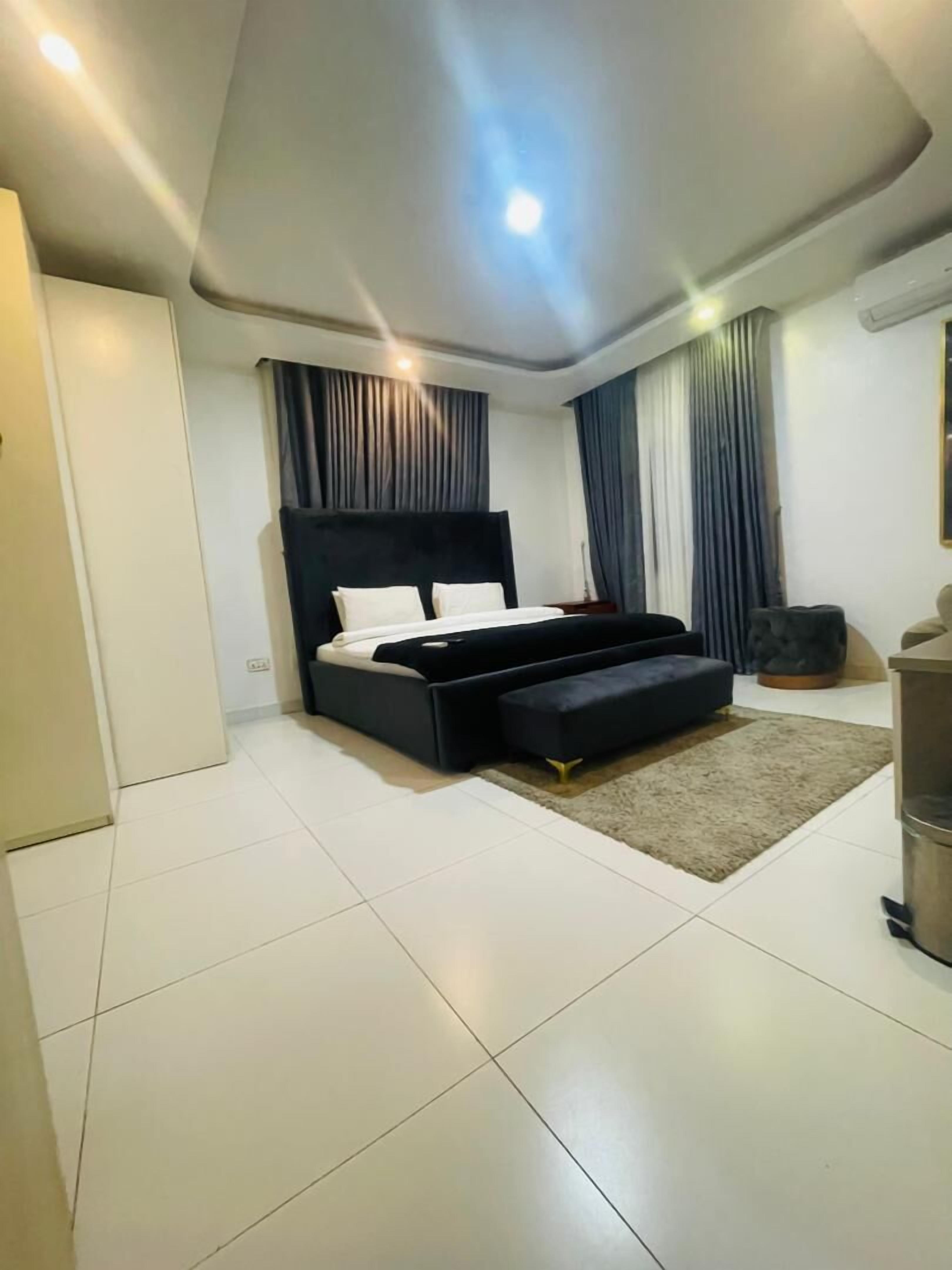 Luxury Apartment | Premium bedding, in-room safe, desk, soundproofing