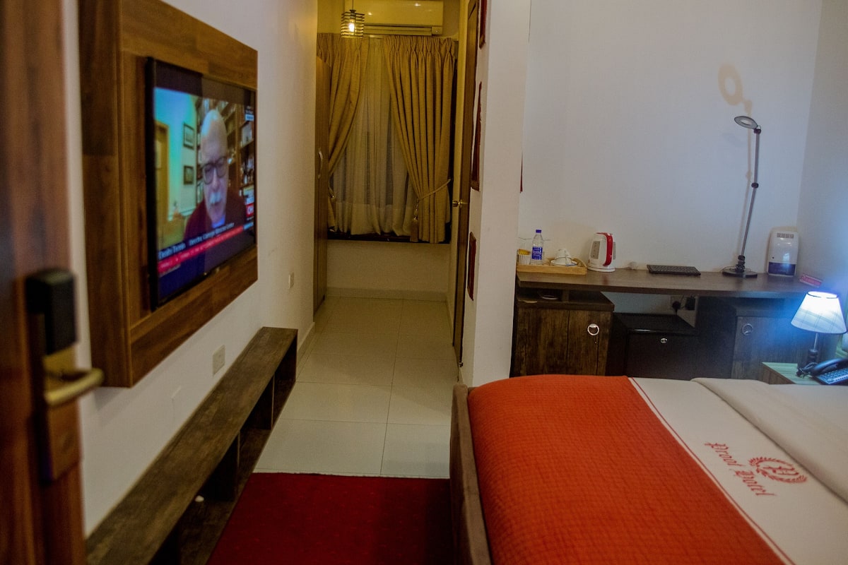 Deluxe Room (Blaise) | 1 bedroom, in-room safe, desk, soundproofing