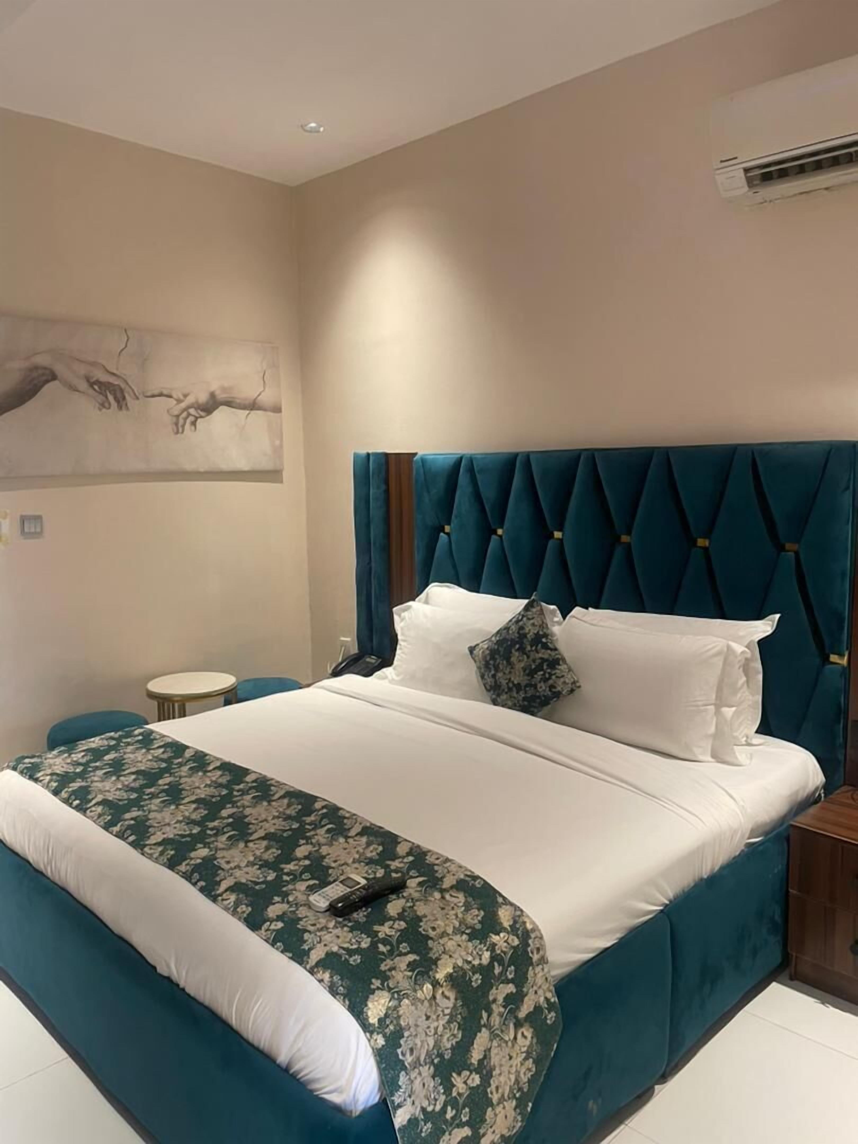 Literie de qualité supérieure, coffres-forts dans les chambres, bureau