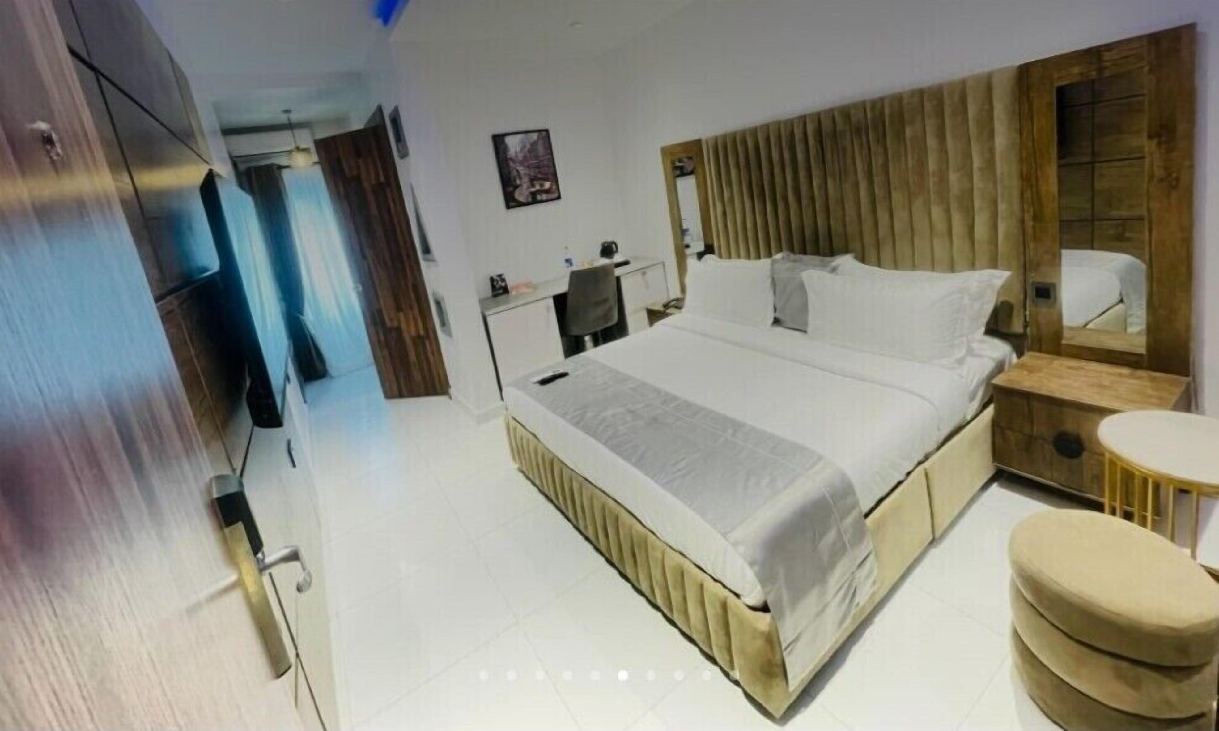 Deluxe Room (Blaise) | Premium bedding, in-room safe, desk, soundproofing