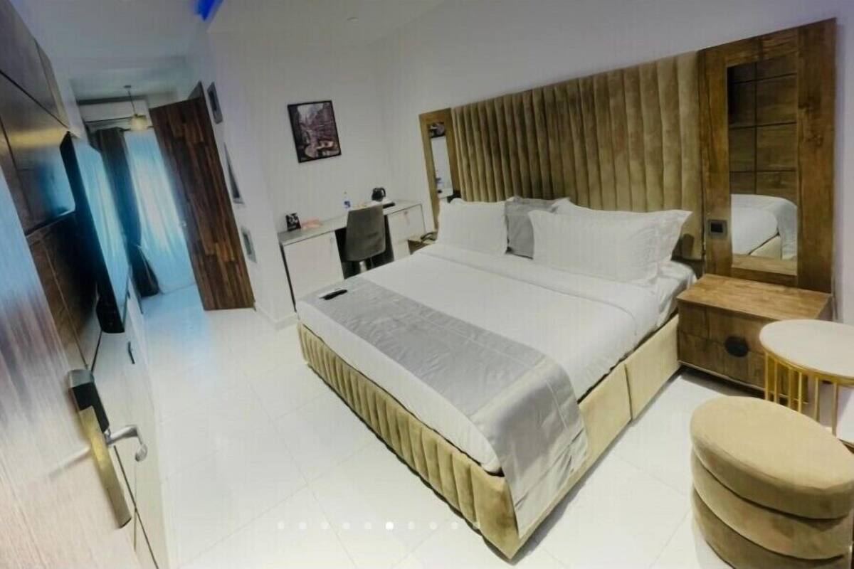 ห้องดีลักซ์ (Blaise) | เครื่องนอนระดับพรีเมียม, ตู้นิรภัยในห้องพัก, โต๊ะทำงาน, ห้องเก็บเสียง