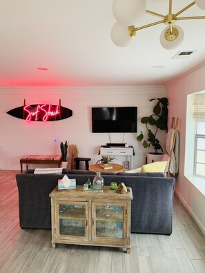TV, fireplace - South Oceanside 1br/1bath, clean and beach close (Oceanside)