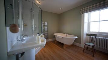 Classic Double or Twin Room | Deep soaking bathtub