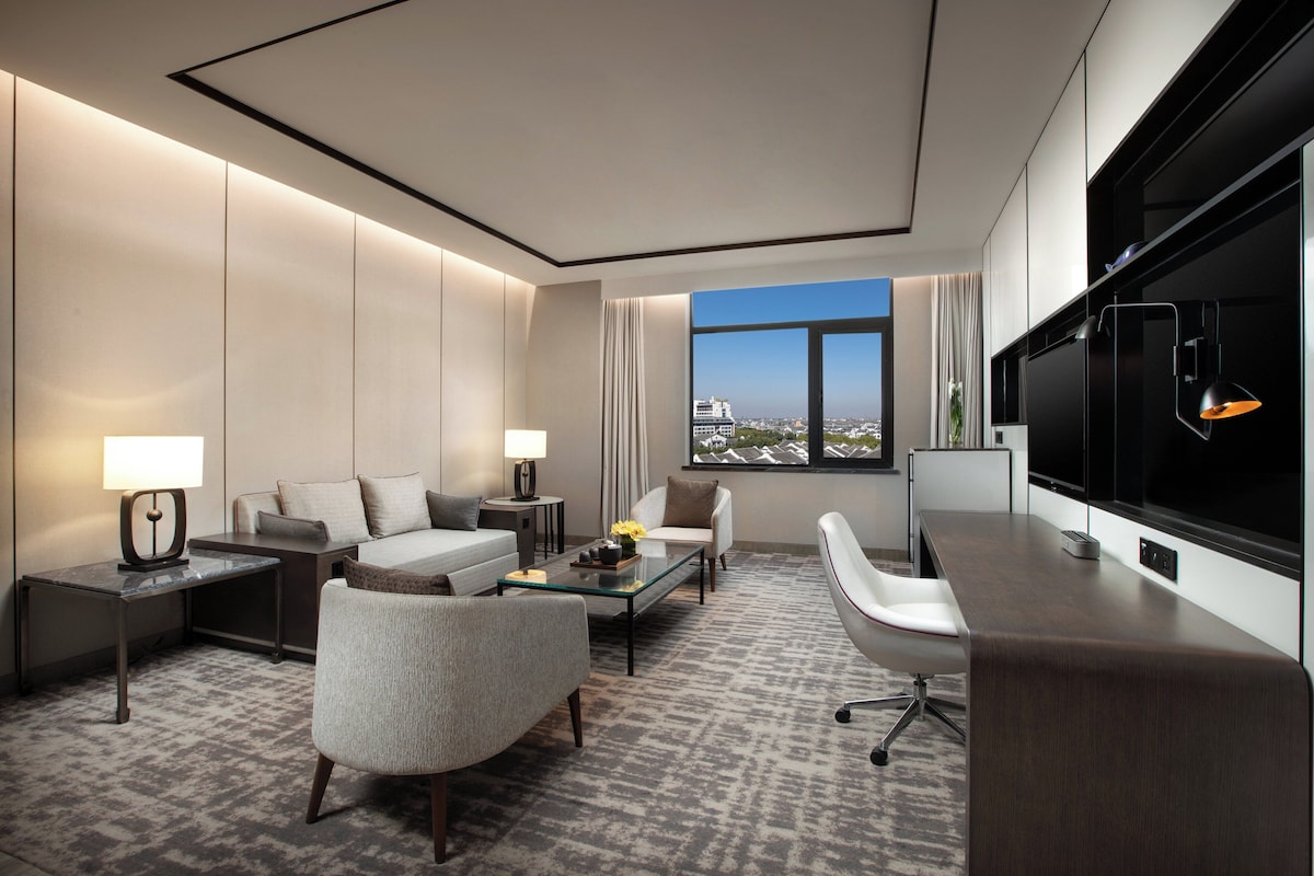 Suite, 1 kamar tidur | Seprai premium, selimut bulu angsa, minibar, dan brankas