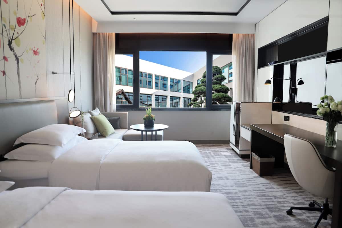 Standardzimmer, Mehrere Betten, Blick auf den Innenhof | Hochwertige Bettwaren, Daunenbettdecken, Minibar, Zimmersafe