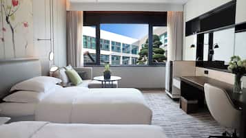 Chambre Standard, plusieurs lits, vue cour intérieure | Literie de qualité supérieure, couette en duvet d'oie, minibar