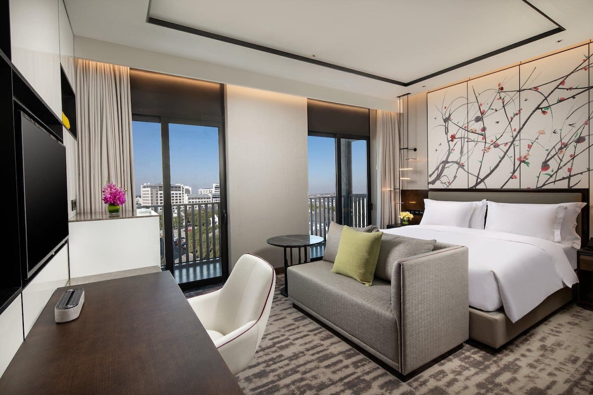 Standard Room, 1 King Bed, Club lounge access | 1 bedroom, premium bedding, down duvets, minibar
