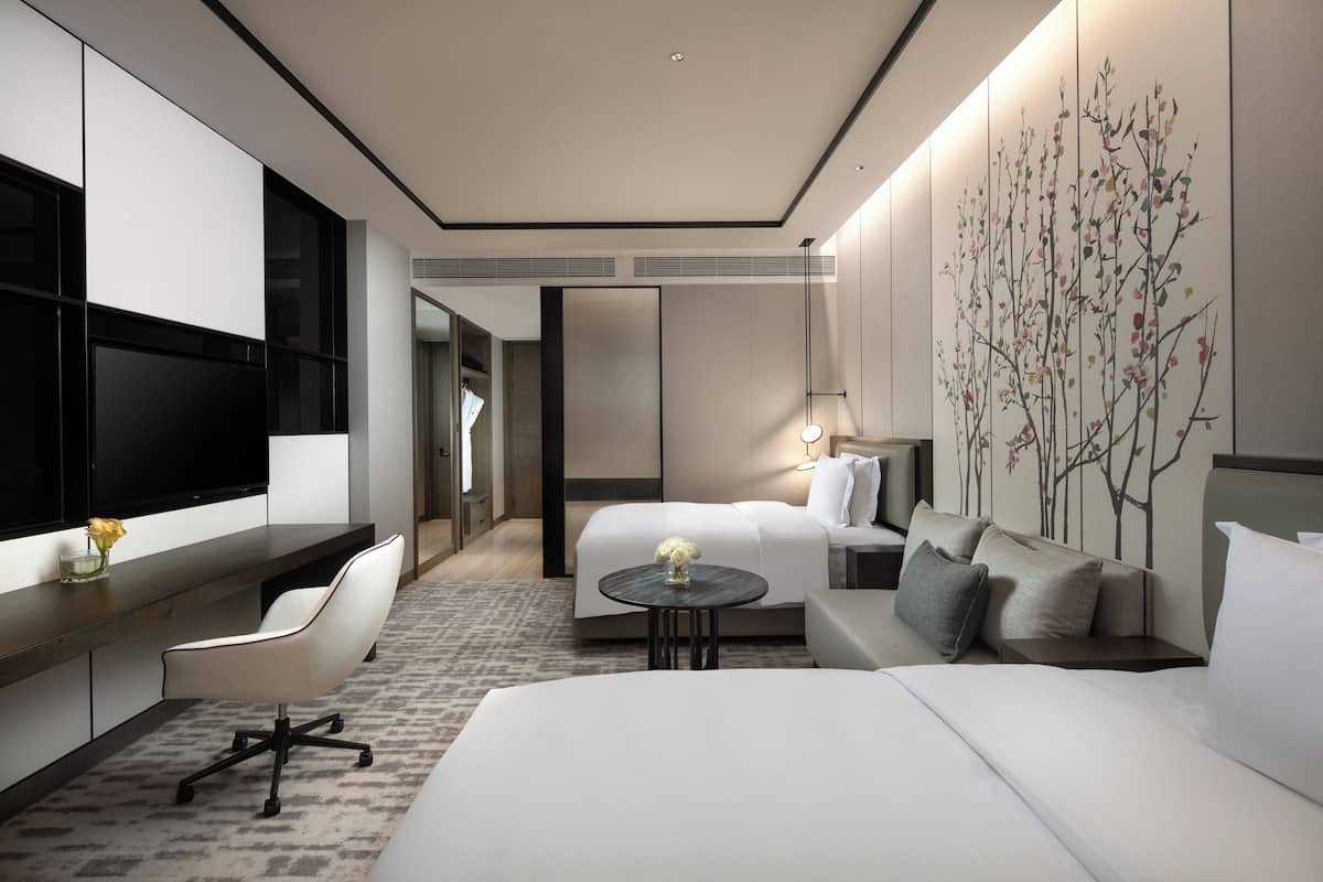 1 bedroom, premium bedding, down duvets, minibar
