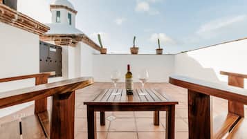 Room Seven, 1 Queen Bed, Terrace, City View | Teras/patio