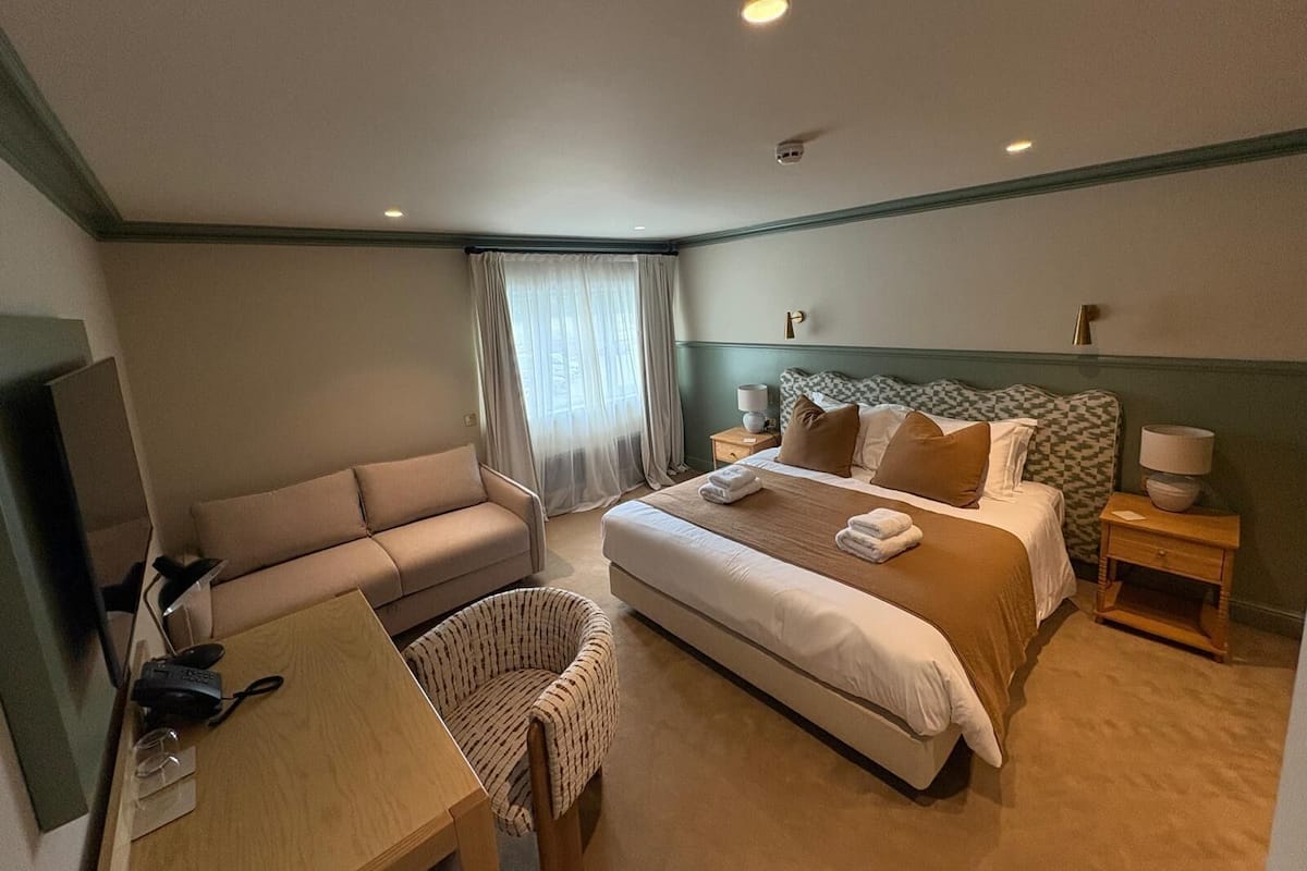 Tabla de planchar con plancha, wifi gratis, ropa de cama