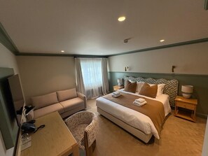 Tabla de planchar con plancha, wifi gratis y ropa de cama