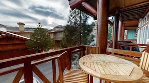 Condo, 3 habitaciones | Balcón