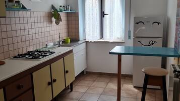 Réfrigérateur, four, plaque de cuisson, cafetiÚre/bouilloire