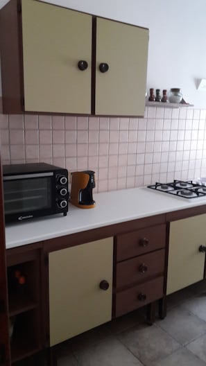 Een koelkast, een oven, een kookplaat, een koffiezetapparaat/waterkoker