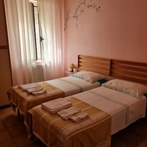 2 chambres, fer et planche Ă repasser, draps fournis